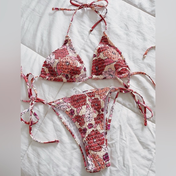 Bikinis - Picture 2 of 2